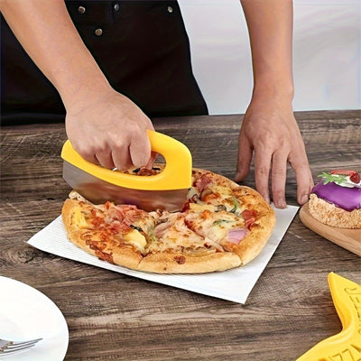 couteau-a-pizza-personne-qui-coupe-une-pizza