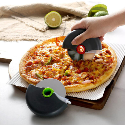 couteau-a-pizza-personne-qui-coupe-une-pizza