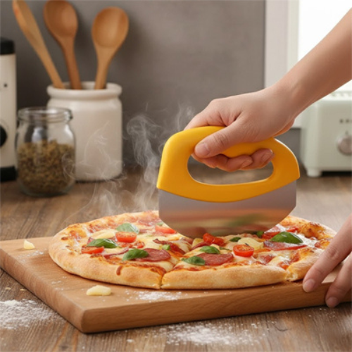 couteau-a-pizza-personne-qui-coupe-une-pizza-sur-une-planche