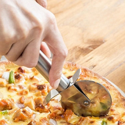 couteau-a-pizza-personne-qui-coupe-une-pizza