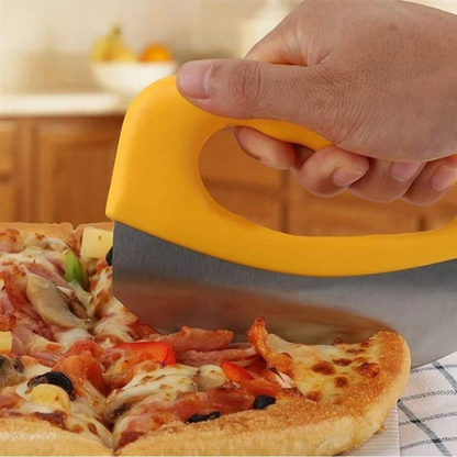 couteau-a-pizza-personne-qui-coupe-une-pizza