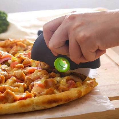 couteau-a-pizza-personne-qui-coupe-une-pizza