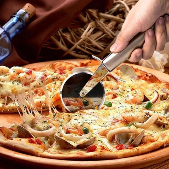 couteau-a-pizza-personne-qui-coupe-une-pizza