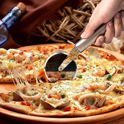 couteau-a-pizza-personne-qui-coupe-une-pizza