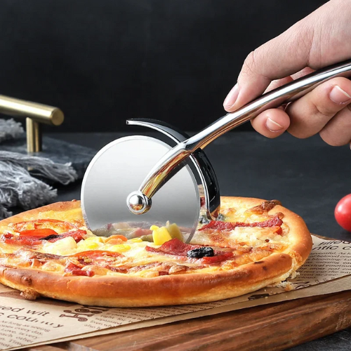 couteau-a-pizza-personne-qui-coupe-une-pizza