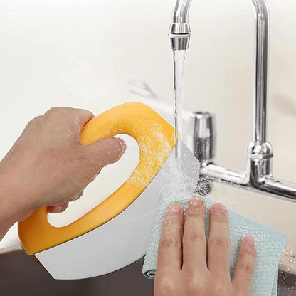 couteau-a-pizza-personne-qui-le-nettoie-sous-l-eau