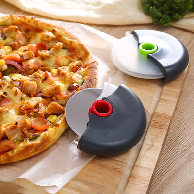 couteau-a-pizza-sur-la-table