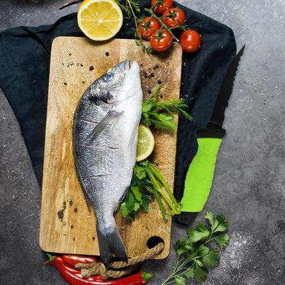 couteau-de-cuisine-a-coter-d-un-poisson-sur-une-planche