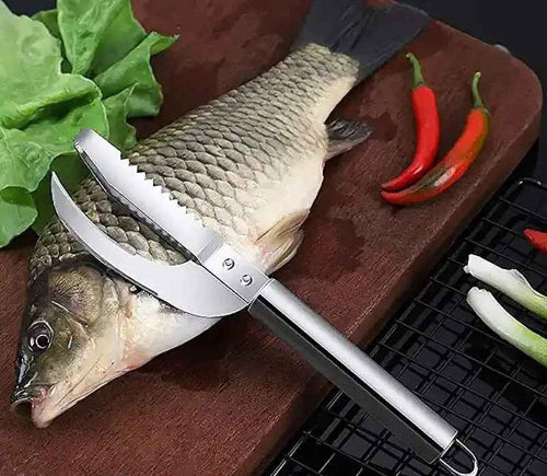couteau-de-cuisine-avec-poisson-sur-planche