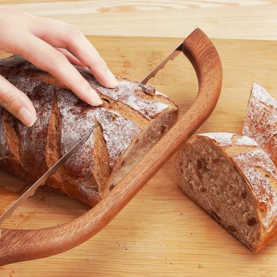 couteau-de-cuisine-coupe-miche-sur-planche-de-travail