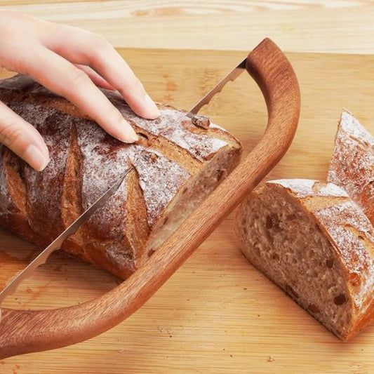couteau-de-cuisine-coupe-miche-sur-planche-de-travail