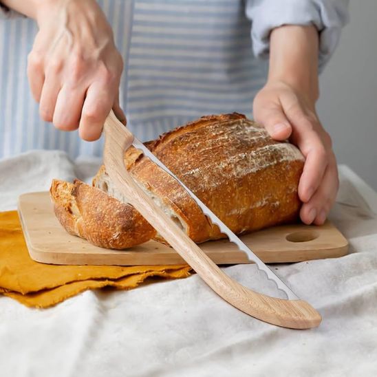 couteau-de-cuisine-coupe-pain-miche-sur-planche