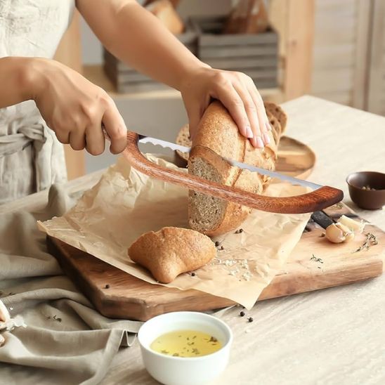 couteau-de-cuisine-coupe-pain-sur-planche-avec-bol-beurre