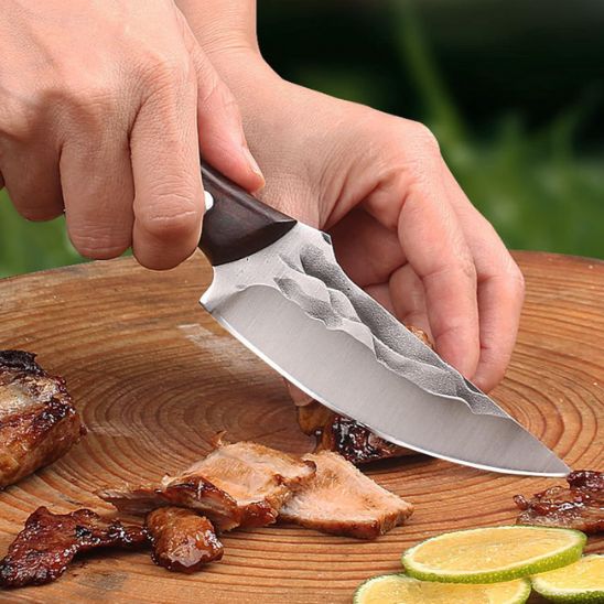couteau-de-cuisine-coupe-steak-cuit-sur-planche