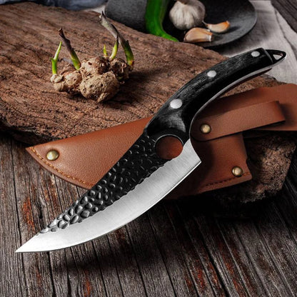 couteau-de-cuisine-noir-avec-etui-sur-table