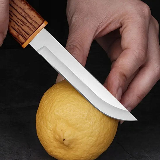 couteau-de-cuisine-personne-qui-coupe-un-citron-sur-le-comptoir