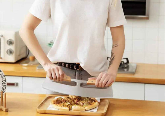couteau-de-cuisine-personne-qui-coupe-une-pizza