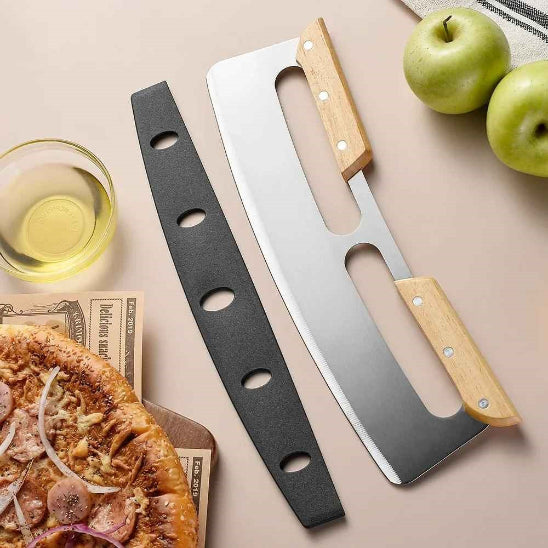 couteau-de-cuisine-sur-comptoir-avec-pizza