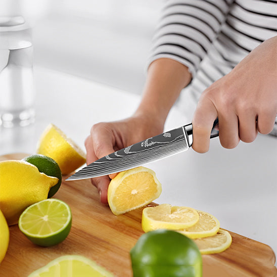couteau-japonais-personne-qui-coupe-un-citron