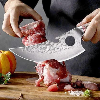couteau-japonais-personne-qui-decoupe-un-morceau-de-boeuf-sur-une-planche-a-decouper