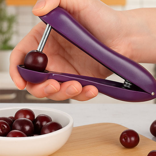 denoyauteur-cerise-personne-qui-enleve-les-noyaux-de-cerise