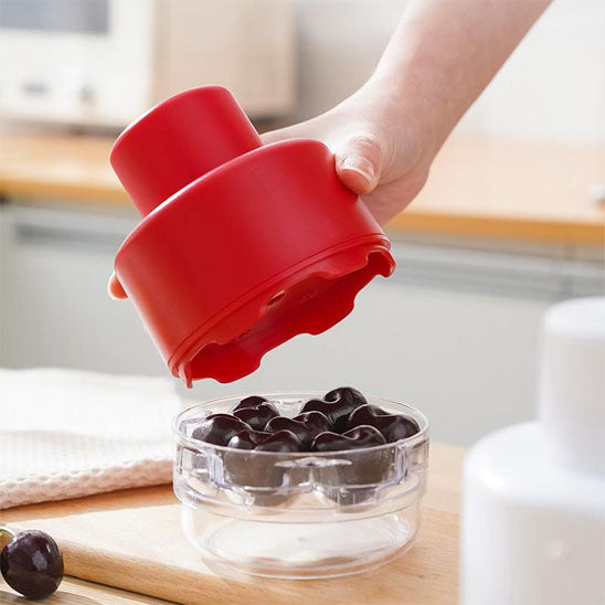 denoyauteur-cerise-personne-qui-va-enlever-le-noyau-des-cerises