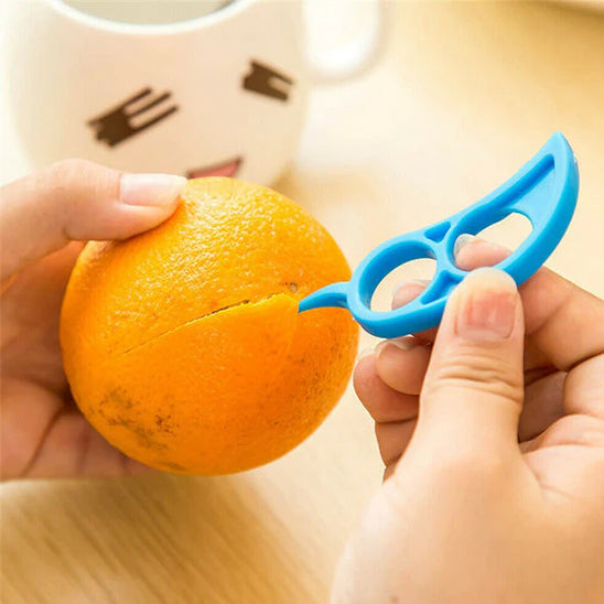 eplucheur-bleu-personne-qui-commence-a-eplucher-une-orange