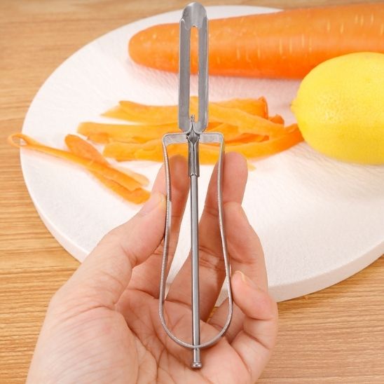 eplucheur-dans-la-main-de-une-personne