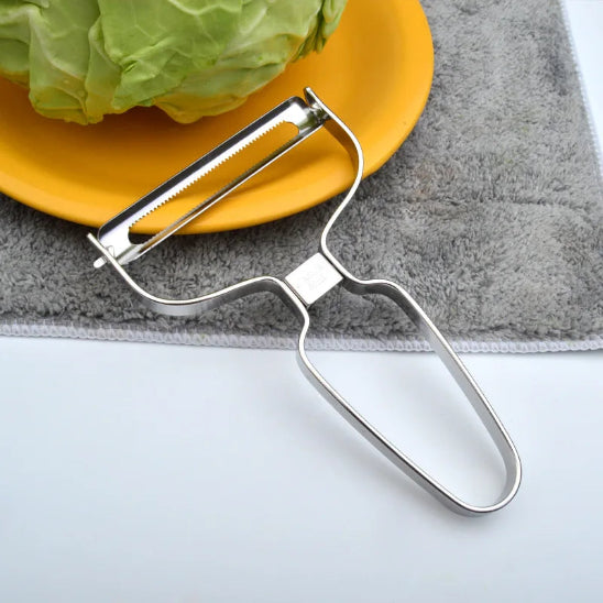 eplucheur-dans-une-assiette
