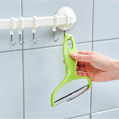 eplucheur-personne-qui-accroche-econome-sur-un-crochet-dans-la-cuisine