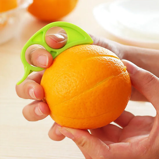 eplucheur-personne-qui-commence-a-eplucher-une-orange