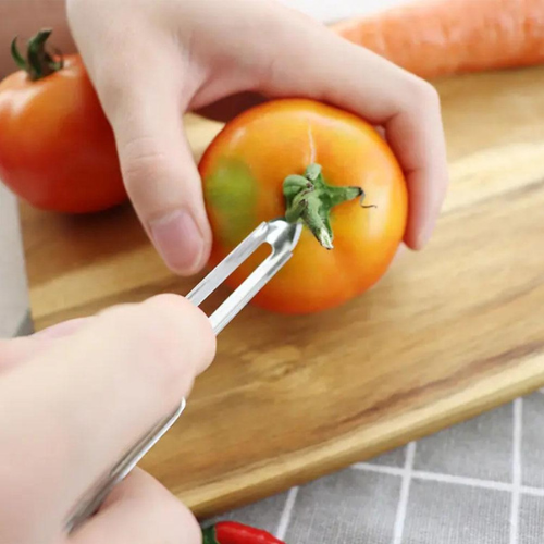 eplucheur-personne-qui-enleve-le-noeud-d-une-tomate
