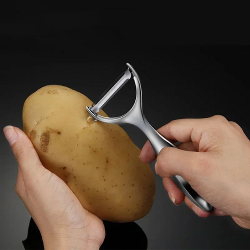 eplucheur-personne-qui-enleve-les-yeux-d-une-patate