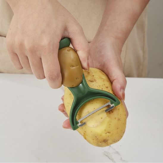 eplucheur-personne-qui-epluche-patate