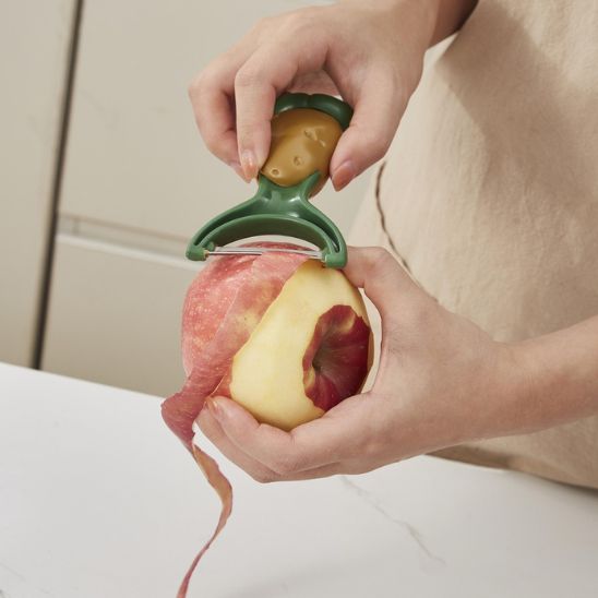 eplucheur-personne-qui-epluche-pomme