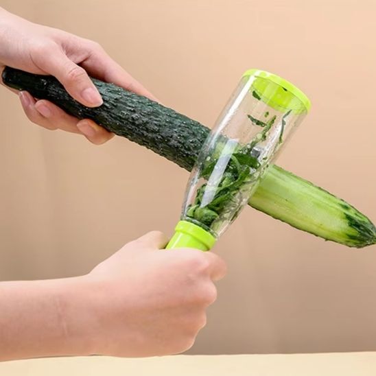 eplucheur-personne-qui-epluche-un-cocombre