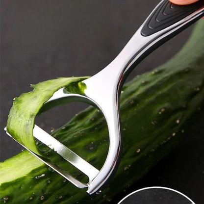 eplucheur-personne-qui-epluche-un-concombre