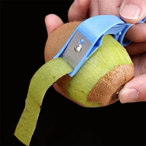 eplucheur-personne-qui-epluche-un-kiwi