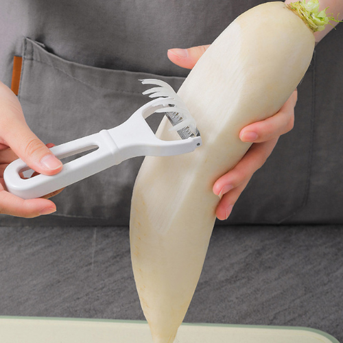 eplucheur-personne-qui-epluche-un-legume