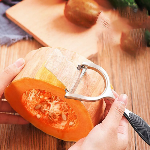 eplucheur-personne-qui-epluche-un-legume