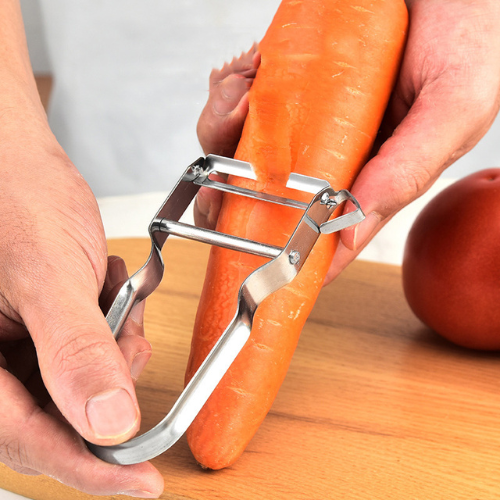 eplucheur-personne-qui-epluche-une-carotte