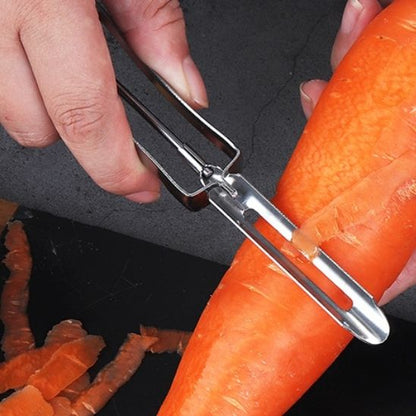 eplucheur-personne-qui-epluche-une-carotte