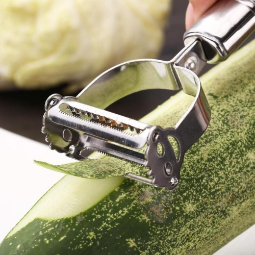 eplucheur-personne-qui-epluche-une-courgette