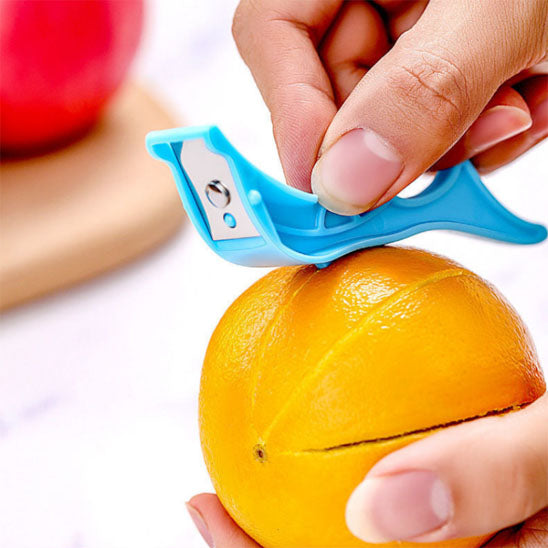 eplucheur-personne-qui-epluche-une-orange-en-quartier