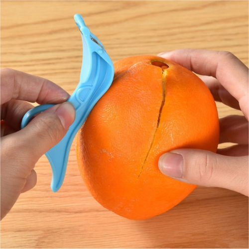 eplucheur-personne-qui-epluche-une-orange