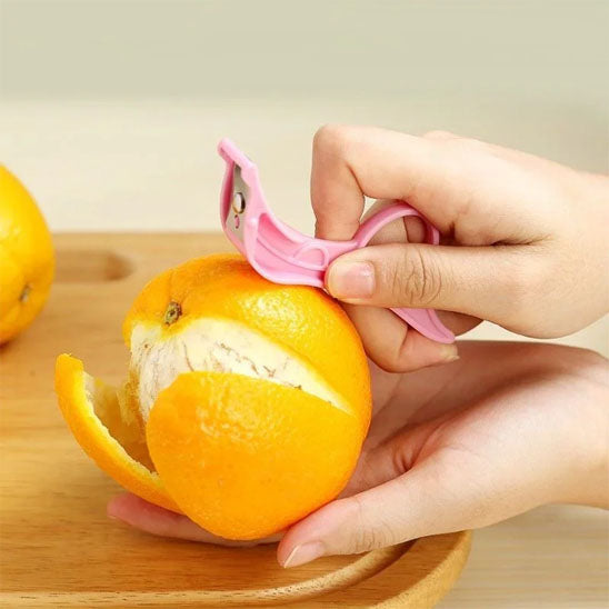 eplucheur-personne-qui-epluche-une-orange