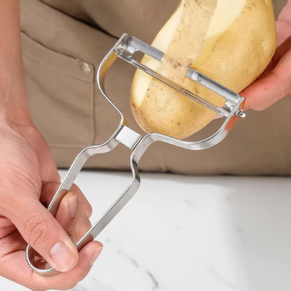 eplucheur-personne-qui-epluche-une-patate