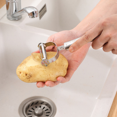 eplucheur-personne-qui-epluche-une-patate