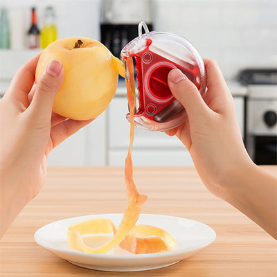 eplucheur-personne-qui-epluche-une-poire