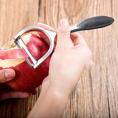 eplucheur-personne-qui-epluche-une-pomme